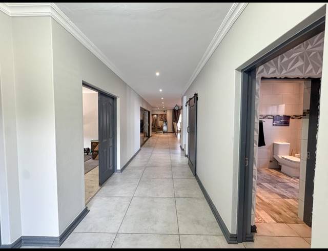 5 BEDROOM HOUSE FOR SALE IN MIDSTREAM ESTATE